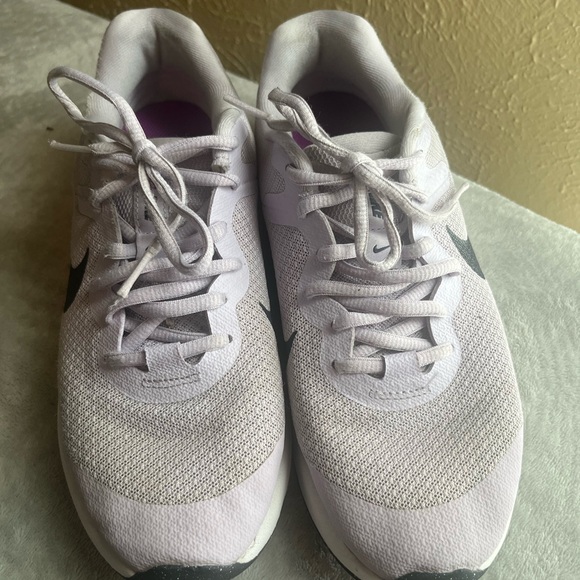 Nike Kids Sneakers in Light Gray and Black - Picture 1 of 5